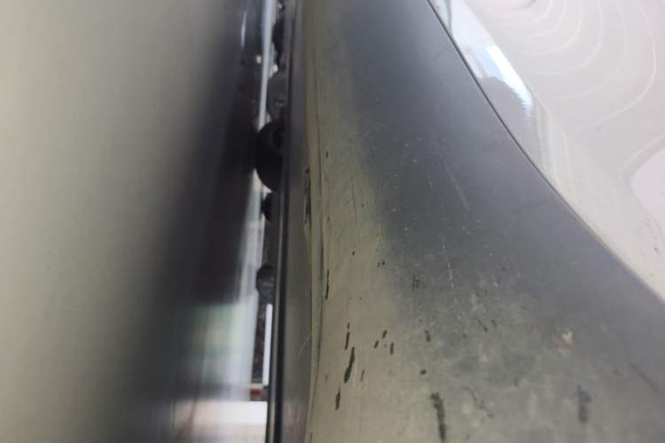 Used Tesla Model Y L 2025 Model Long-Range All-Wheel-Drive Version Left Side Sill