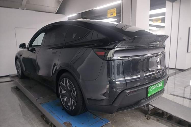 Used Tesla Model Y L 2025 Model Long-Range All-Wheel-Drive Version Rear Left 45 Deg