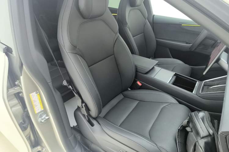 Used Tesla Model Y L 2025 Model Long-Range All-Wheel-Drive Version Right Front Seat
