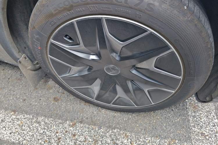 Used Tesla Model Y L 2025 Model Long-Range All-Wheel-Drive Version Right Front Wheel Hub