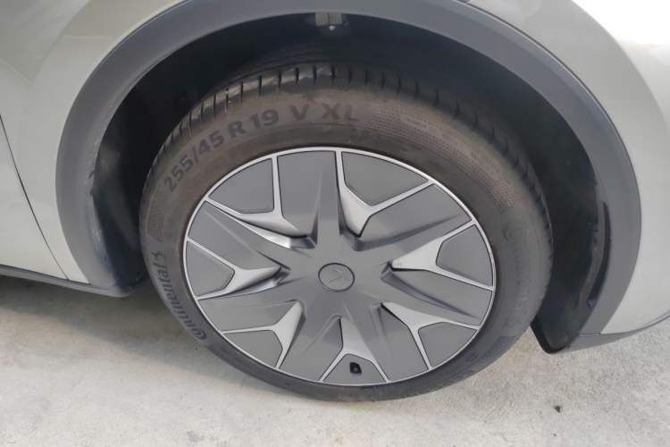 Used Tesla Model Y L 2025 Model Long-Range All-Wheel-Drive Version Right Front Wheel Hub