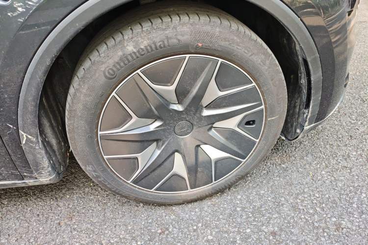 Used Tesla Model Y L 2025 Model Long-Range All-Wheel-Drive Version Right Front Wheel Hub