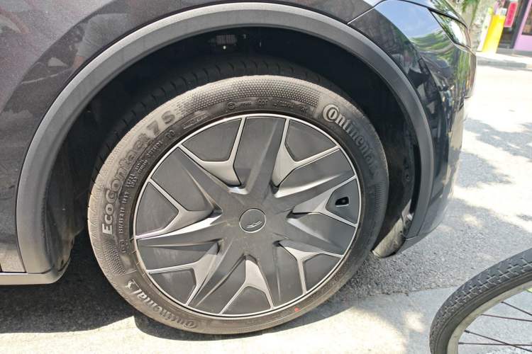 Used Tesla Model Y L 2025 Model Long-Range All-Wheel-Drive Version Right Front Wheel Hub