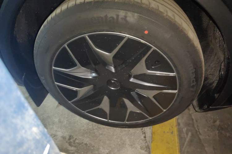 Used Tesla Model Y L 2025 Model Long-Range All-Wheel-Drive Version Right Front Wheel Hub