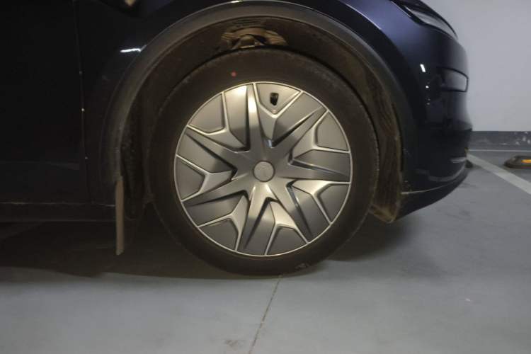 Used Tesla Model Y L 2025 Model Long-Range All-Wheel-Drive Version Right Front Wheel Hub