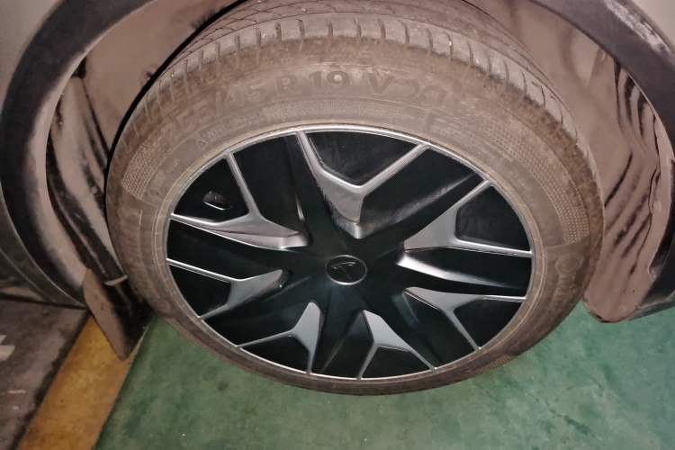 Used Tesla Model Y L 2025 Model Long-Range All-Wheel-Drive Version Right Front Wheel Hub