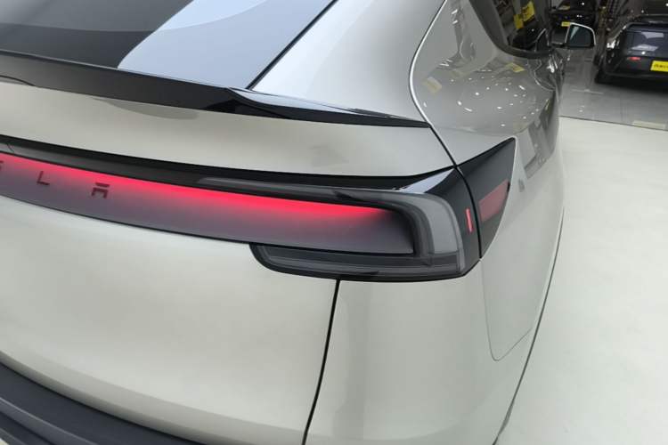 Used Tesla Model Y L 2025 Model Long-Range All-Wheel-Drive Version Right Rear Taillight