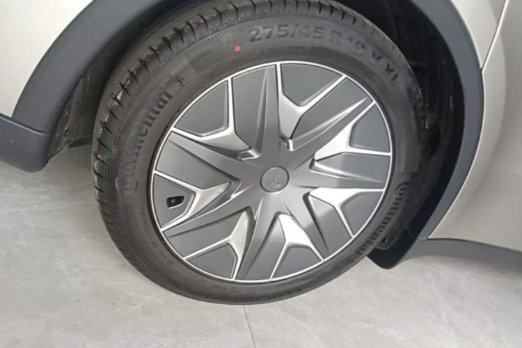 Used Tesla Model Y L 2025 Model Long-Range All-Wheel-Drive Version Right Rear Wheel Hub