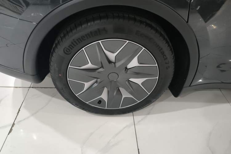 Used Tesla Model Y L 2025 Model Long-Range All-Wheel-Drive Version Right Rear Wheel Hub