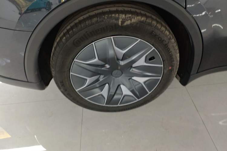 Used Tesla Model Y L 2025 Model Long-Range All-Wheel-Drive Version Right Rear Wheel Hub