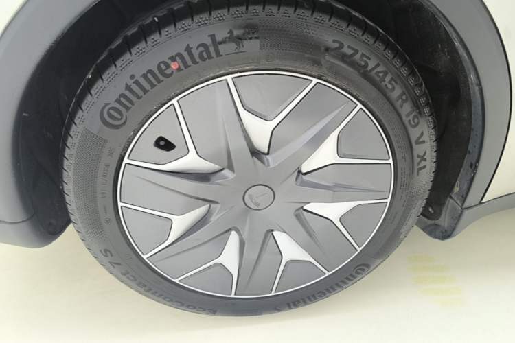 Used Tesla Model Y L 2025 Model Long-Range All-Wheel-Drive Version Right Rear Wheel Hub