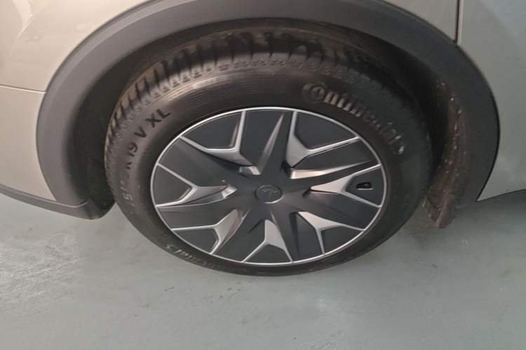 Used Tesla Model Y L 2025 Model Long-Range All-Wheel-Drive Version Right Rear Wheel Hub