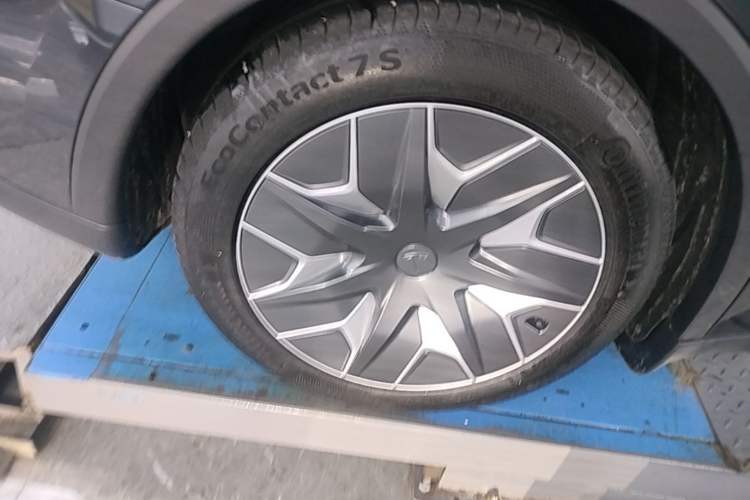 Used Tesla Model Y L 2025 Model Long-Range All-Wheel-Drive Version Right Rear Wheel Hub