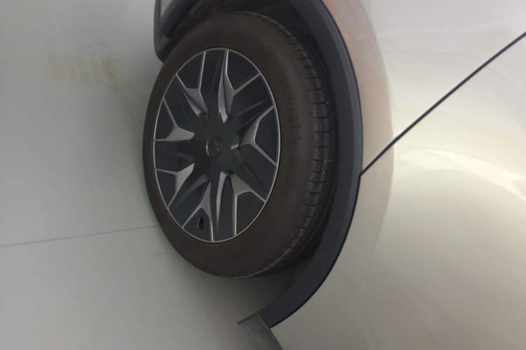 Used Tesla Model Y L 2025 Model Long-Range All-Wheel-Drive Version Right Rear Wheel Hub