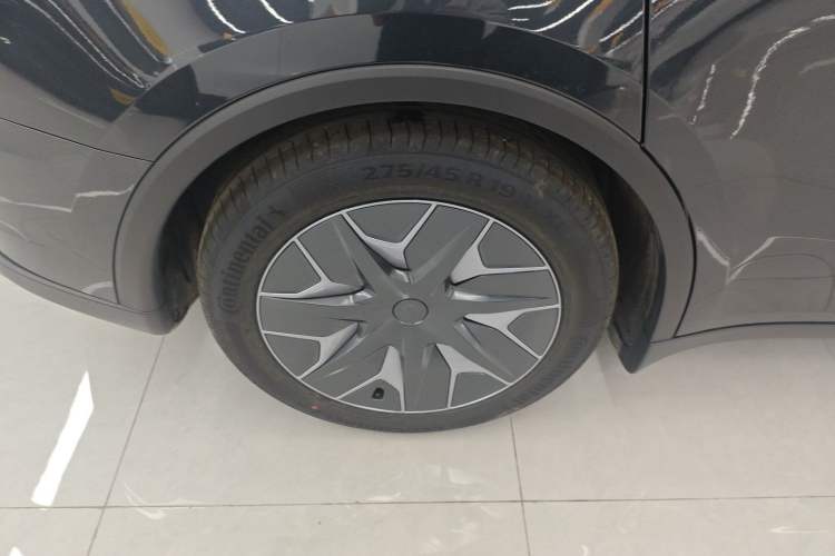 Used Tesla Model Y L 2025 Model Long-Range All-Wheel-Drive Version Right Rear Wheel Hub