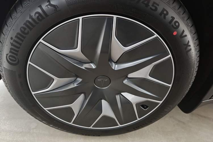 Used Tesla Model Y L 2025 Model Long-Range All-Wheel-Drive Version Right Rear Wheel Hub