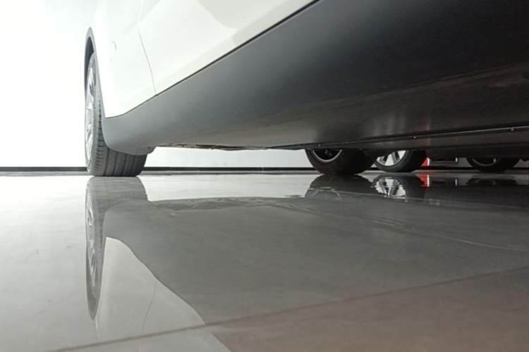 Used Tesla Model Y L 2025 Model Long-Range All-Wheel-Drive Version Right Side Sill