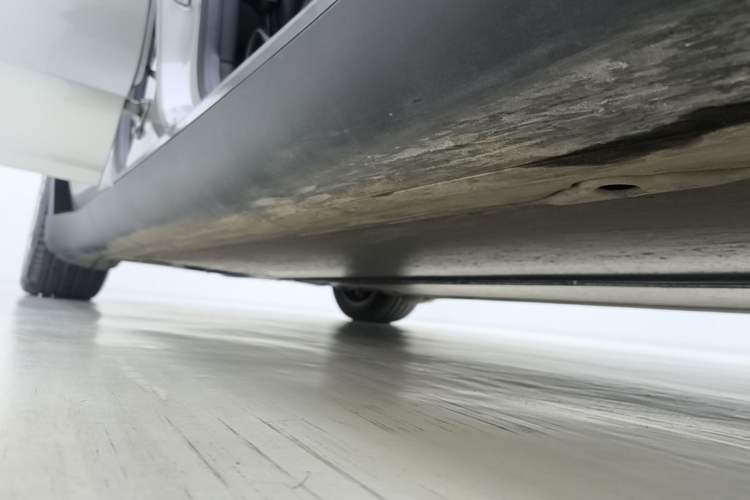 Used Tesla Model Y L 2025 Model Long-Range All-Wheel-Drive Version Right Side Sill