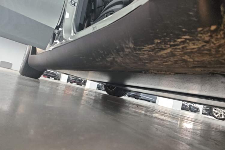 Used Tesla Model Y L 2025 Model Long-Range All-Wheel-Drive Version Right Side Sill