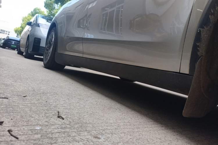 Used Tesla Model Y L 2025 Model Long-Range All-Wheel-Drive Version Right Side Sill