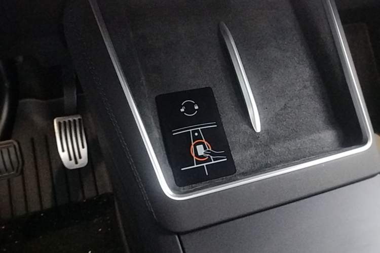 Used Tesla Model Y L 2025 Model Long-Range All-Wheel-Drive Version Vehicle Key