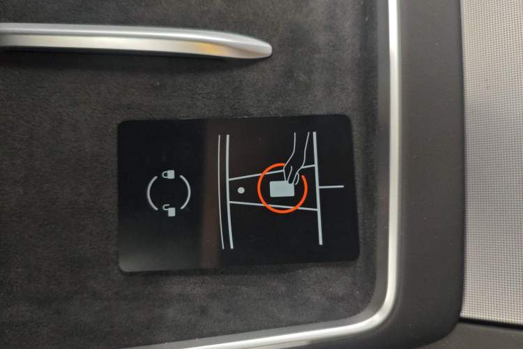 Used Tesla Model Y L 2025 Model Long-Range All-Wheel-Drive Version Vehicle Key