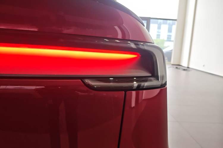 Used Tesla Model Y L 2025 Model Long-Range All-Wheel-Drive Version Exterior 3