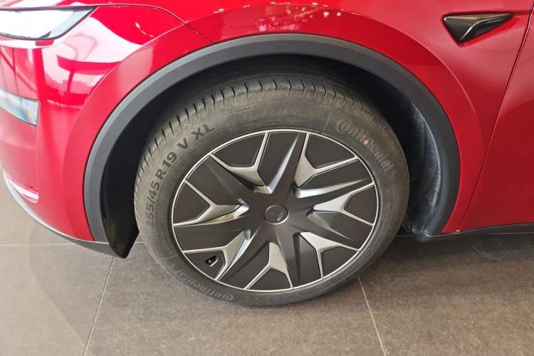 Used Tesla Model Y L 2025 Model Long-Range All-Wheel-Drive Version Exterior 4