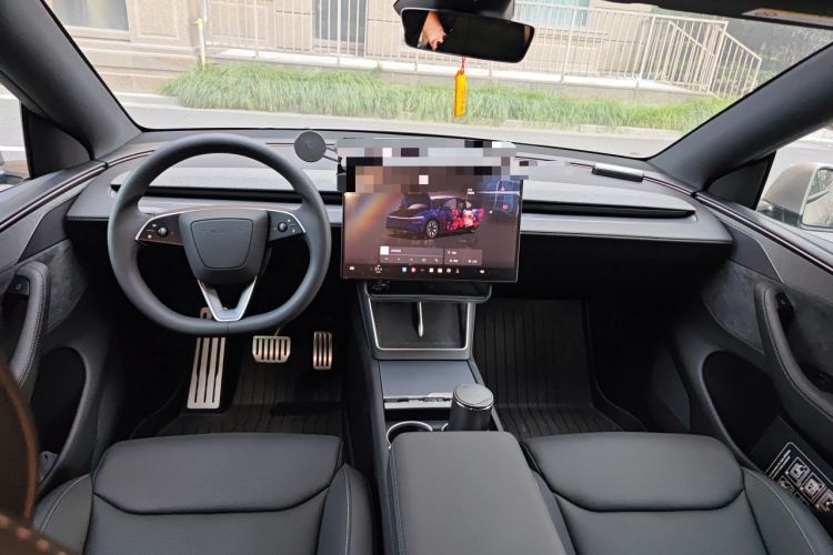 Used Tesla Model Y L 2025 Model Long-Range All-Wheel-Drive Version Center Console