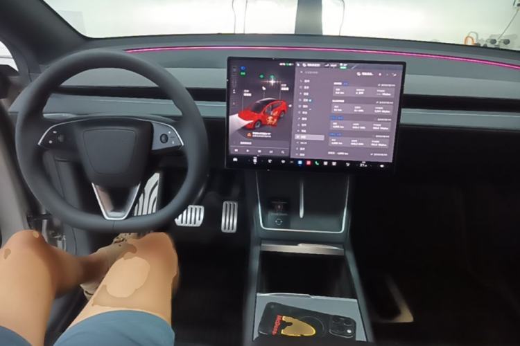 Used Tesla Model Y L 2025 Model Long-Range All-Wheel-Drive Version Center Console