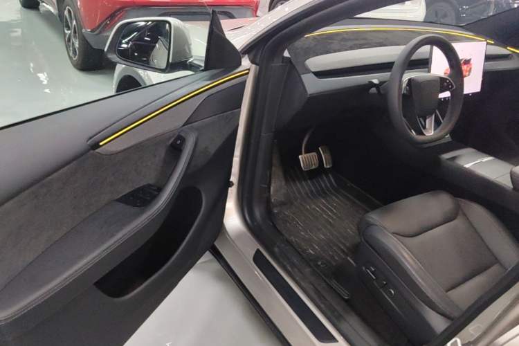Used Tesla Model Y L 2025 Model Long-Range All-Wheel-Drive Version Driver Seat