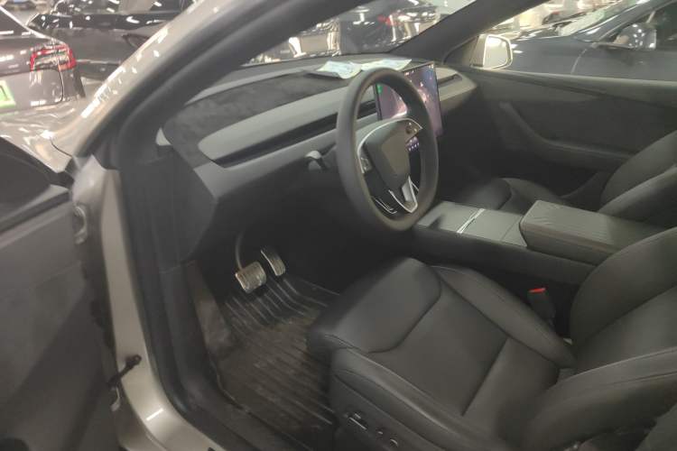 Used Tesla Model Y L 2025 Model Long-Range All-Wheel-Drive Version Driver Seat