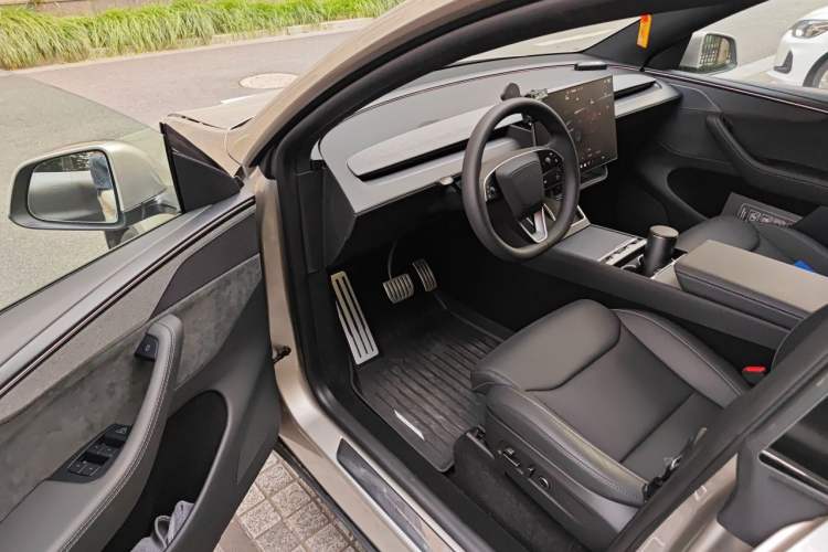 Used Tesla Model Y L 2025 Model Long-Range All-Wheel-Drive Version Driver Seat