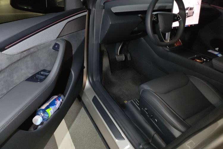 Used Tesla Model Y L 2025 Model Long-Range All-Wheel-Drive Version Driver Seat