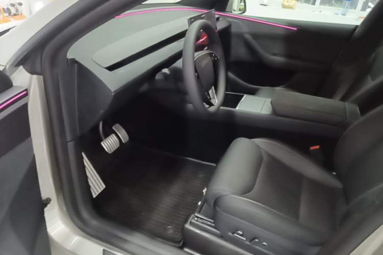 Used Tesla Model Y L 2025 Model Long-Range All-Wheel-Drive Version Driver Seat