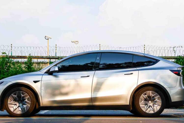 Used Tesla Model Y L 2025 Model Long-Range All-Wheel-Drive Version Exterior 2