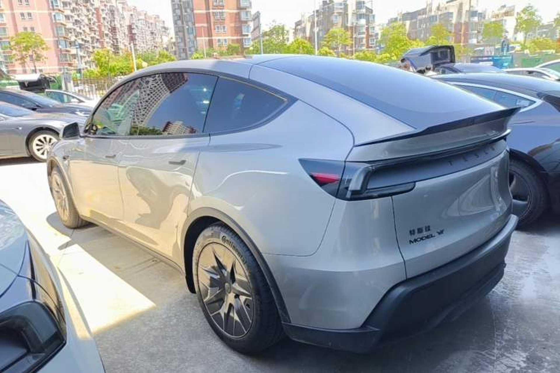 Used Tesla Model Y L 2025 Model Long-Range All-Wheel-Drive Version Exterior 2