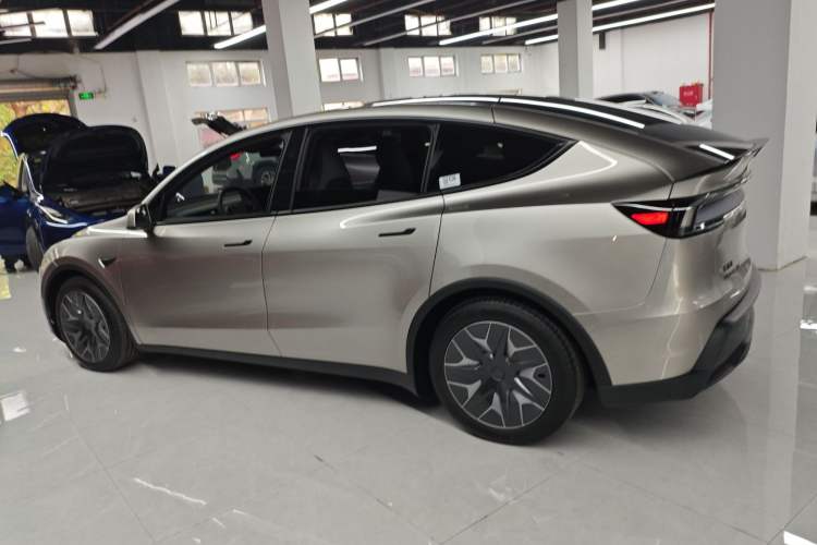 Used Tesla Model Y L 2025 Model Long-Range All-Wheel-Drive Version Exterior 3