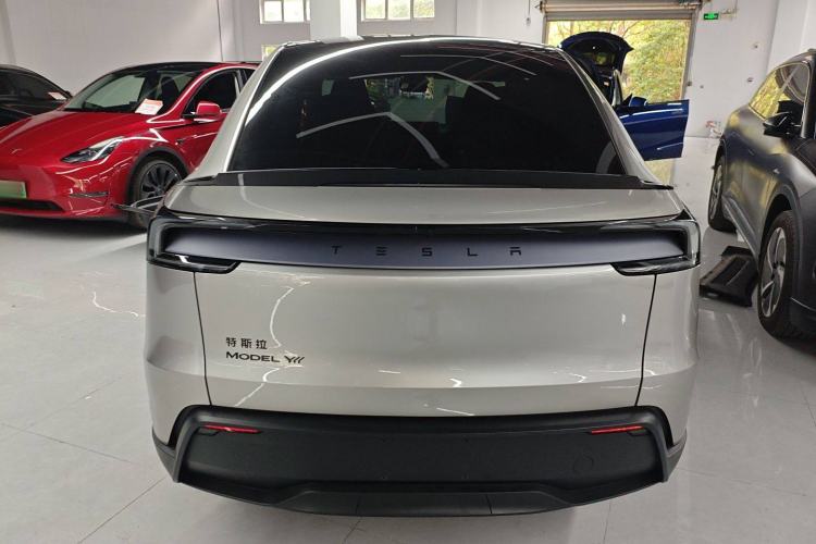 Used Tesla Model Y L 2025 Model Long-Range All-Wheel-Drive Version Exterior 4