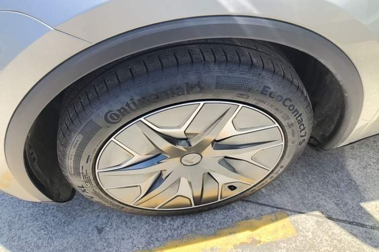 Used Tesla Model Y L 2025 Model Long-Range All-Wheel-Drive Version Exterior 4