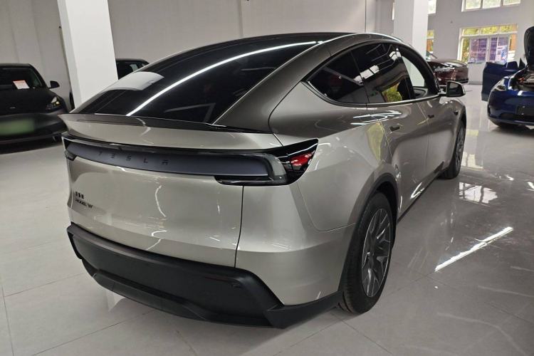 Used Tesla Model Y L 2025 Model Long-Range All-Wheel-Drive Version Exterior 5