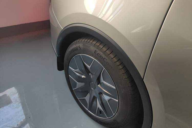 Used Tesla Model Y L 2025 Model Long-Range All-Wheel-Drive Version Exterior 5
