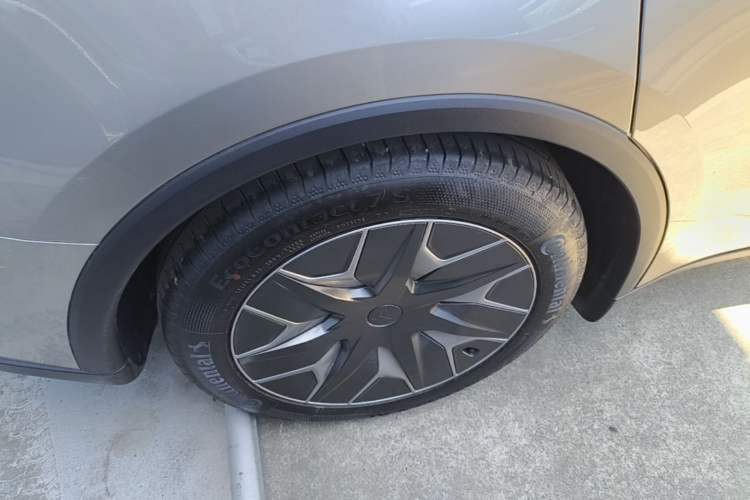 Used Tesla Model Y L 2025 Model Long-Range All-Wheel-Drive Version Exterior 5