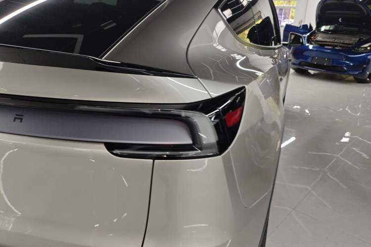 Used Tesla Model Y L 2025 Model Long-Range All-Wheel-Drive Version Exterior 6