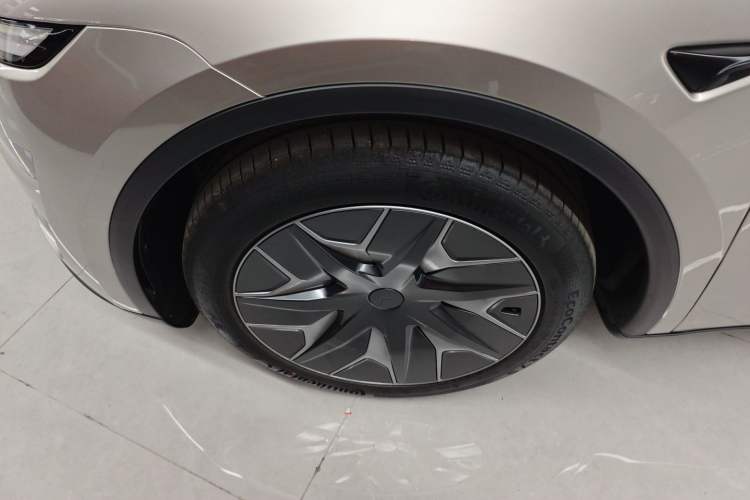 Used Tesla Model Y L 2025 Model Long-Range All-Wheel-Drive Version Exterior 7