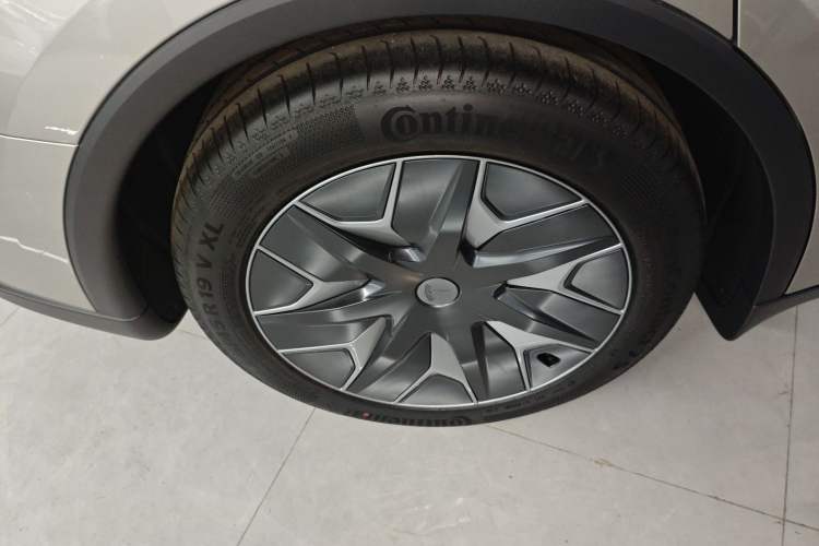 Used Tesla Model Y L 2025 Model Long-Range All-Wheel-Drive Version Exterior 8