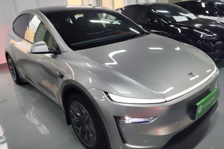 Used Tesla Model Y L 2025 Model Long-Range All-Wheel-Drive Version Front Right 45 Deg