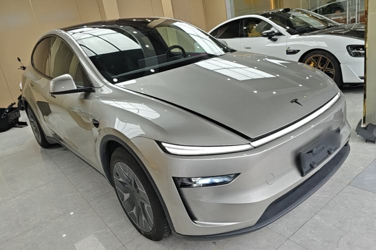 Used Tesla Model Y L 2025 Model Long-Range All-Wheel-Drive Version Front Right 45 Deg