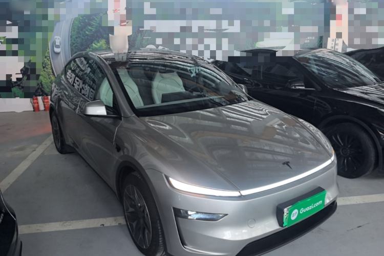 Used Tesla Model Y L 2025 Model Long-Range All-Wheel-Drive Version Front Right 45 Deg