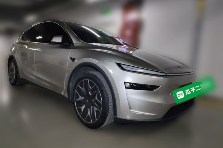 Used Tesla Model Y L 2025 Model Long-Range All-Wheel-Drive Version Front Right 45 Deg